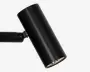 Sort cylindrisk armatur med mat finish og et skråt, justerbart hoved monteret på en kort arm, med en glat minimalistisk overflade og åben frontkant.