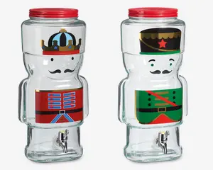 To klare glasdrikkeautomater med røde skruelåg og sølvfarvede haner. Hver automat er formet som en tinsoldat og dekoreret med farverige motiver: den ene har en blå og rød uniform med en gylden krone, mens den anden har en grøn og rød uniform med en sort hat med en rød stjerne. Begge har malede ansigter med overskæg, hvilket giver dem et festligt og finurligt udtryk.