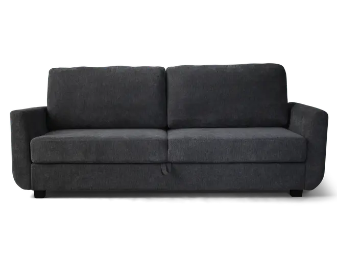 En moderne tresæders sofa betrukket med mørkegråt stof. Sofaen har rene linjer, firkantede armlæn og to store ryghynder for god støtte. Sædehynderne er tykke og bløde, hvilket giver behagelig siddekomfort. Sofaen står på korte, solide ben og har en diskret trækstrop foran, hvilket antyder en mulig udtræks- eller opbevaringsfunktion.