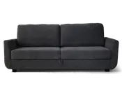 En moderne tresæders sofa betrukket med mørkegråt stof. Sofaen har rene linjer, firkantede armlæn og to store ryghynder for god støtte. Sædehynderne er tykke og bløde, hvilket giver behagelig siddekomfort. Sofaen står på korte, solide ben og har en diskret trækstrop foran, hvilket antyder en mulig udtræks- eller opbevaringsfunktion.