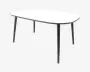 Et moderne bord med en glat, hvid, afrundet rektangulær bordplade og fire slanke, sorte metalben. Bordet har et minimalistisk design med let buede kanter, hvilket giver det et moderne udtryk, der passer til spise- eller kontormiljøer.