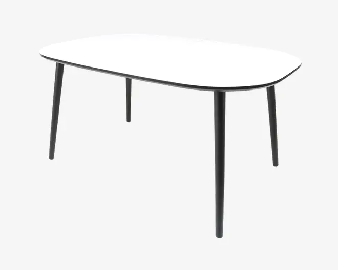 Et moderne bord med en glat, hvid, afrundet rektangulær bordplade og fire slanke, sorte metalben. Bordet har et minimalistisk design med let buede kanter, hvilket giver det et moderne udtryk, der passer til spise- eller kontormiljøer.