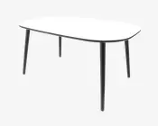 Et moderne bord med en glat, hvid, afrundet rektangulær bordplade og fire slanke, sorte metalben. Bordet har et minimalistisk design med let buede kanter, hvilket giver det et moderne udtryk, der passer til spise- eller kontormiljøer.