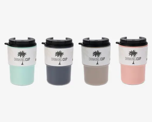 Sæt med fire genanvendelige kopper med mat finish i pastelfarver: mintgrøn, mørkegrå, taupe og lyserød. Hver kop har et sort låg med skydeåbning og et hvidt ærme med et palmetræ og teksten 'DRINKING CUP.' Kopperne har et moderne, minimalistisk design og ser ud til at være lavet af holdbar plast, velegnet til både varme og kolde drikke.