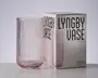 En høj, cylindrisk vase i ribbet glas med en lyserød tone, vist ved siden af sin matchende æske med teksten "LYNGBY VASE" og "20 cm".
