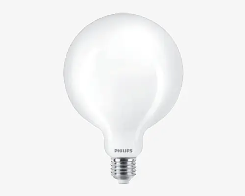Stor, rund pære med matteret glas og standard skruefatning. Pæren har en glat, mat hvid overflade, der giver en jævn lysfordeling. Mærket 'Philips' er trykt nær fatningen. Designet er moderne og minimalistisk, velegnet til dekorative lamper.