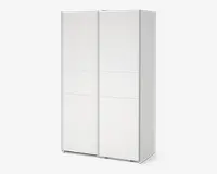 Høj, rektangulær garderobe med en glat, mat hvid overflade. Har to store skydedøre, hver opdelt i tre vandrette paneler for et diskret, moderne udtryk. Garderoben har rene linjer og et minimalistisk look, der passer til moderne indretning.