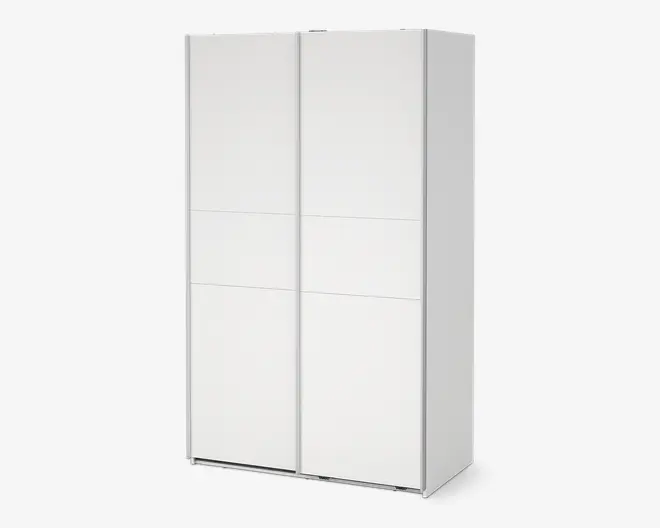 Høj, rektangulær garderobe med en glat, mat hvid overflade. Har to store skydedøre, hver opdelt i tre vandrette paneler for et diskret, moderne udtryk. Garderoben har rene linjer og et minimalistisk look, der passer til moderne indretning.