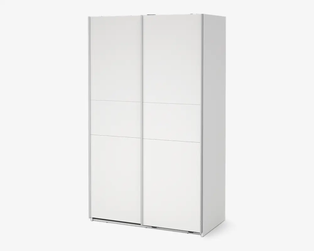 Høj, rektangulær garderobe med en glat, mat hvid overflade. Har to store skydedøre, hver opdelt i tre vandrette paneler for et diskret, moderne udtryk. Garderoben har rene linjer og et minimalistisk look, der passer til moderne indretning.