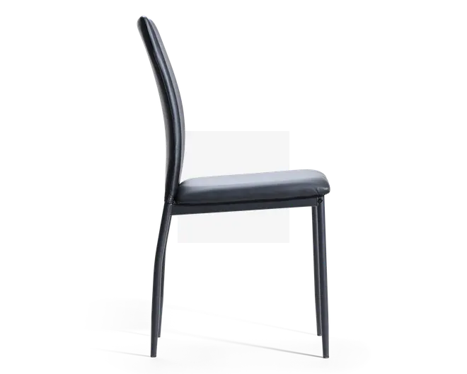 Stol set fra siden med en slank, polstret sæde og ryg, betrukket med sort kunstlæder. Ryglænet er let buet for ergonomisk støtte, og stolen har fire slanke, lige metalben med mat finish. Designet er minimalistisk og moderne, velegnet til spisebord eller kontor.