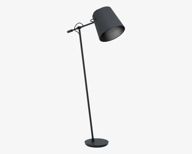 Høj gulvlampe i mat sort med justerbar arm og stor, cylindrisk lampeskærm. Lampen har en rund, flad fod for stabilitet og et slankt, moderne design. Armen kan vinkles, så lyset kan rettes efter behov.