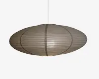 Ovalt formet hængelampe-skærm lavet af gennemsigtigt hvidt papir med synlige vandrette og lodrette ribber, der giver struktur. Skærmen har et glat, minimalistisk design og hænger i en hvid ledning.