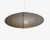 Ovalt formet hængelampe-skærm lavet af gennemsigtigt hvidt papir med synlige vandrette og lodrette ribber, der giver struktur. Skærmen har et glat, minimalistisk design og hænger i en hvid ledning.