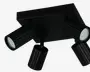 Moderne loftarmatur med fire justerbare cylindriske spots, hver med sort finish og riflede detaljer. Spotsene er monteret på en firkantet base, hvilket giver mulighed for retningsbestemt belysning. LED-pærerne er synlige inde i hver spot og giver energieffektiv belysning. Velegnet til moderne interiør og rum, der kræver fokuseret lys.