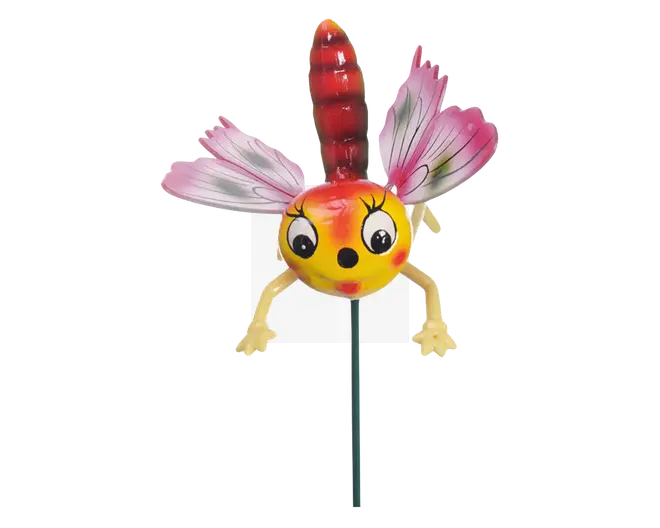 En fantasifuld havepynt formet som et tegneserieagtigt insekt med en rund gul og orange krop, store udtryksfulde øjne og et smilende ansigt. Den har to lyserøde og hvide vinger med sorte årer, en rød segmenteret hale og to gule arme med åbne hænder. Dekorationen er monteret på en tynd metalpind, så den nemt kan placeres i jorden.