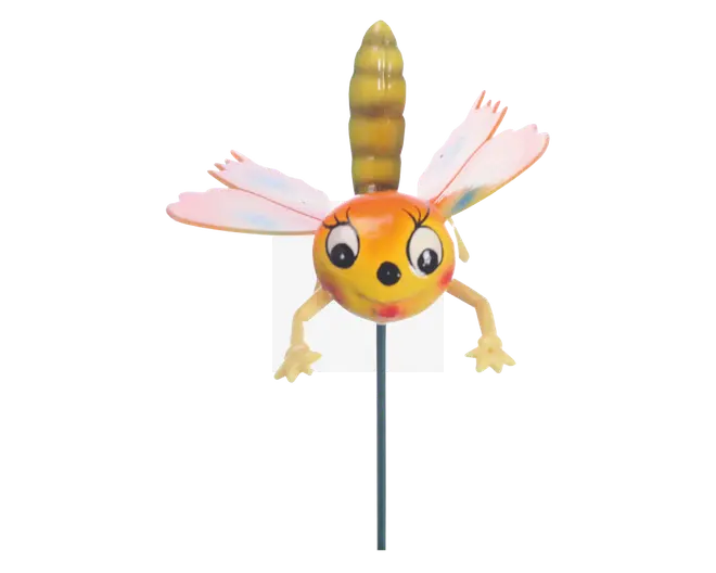 En fantasifuld havepynt formet som et tegneserieagtigt insekt med en rund gul-orange krop, store udtryksfulde øjne og et smilende ansigt. Den har to lyserøde vinger med røde detaljer, to gule arme med åbne hænder og en stribet gul og brun hale. Pynten er monteret på en tynd metalpind, så den let kan placeres i jorden.
