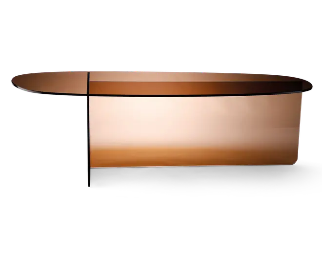 Elegant, moderne bord med en reflekterende kobberfinish. Bordpladen er langstrakt og ovalformet, understøttet af en enkelt lodret panel, der buer let og giver et minimalistisk og nutidigt udtryk. Overfladen og basen har begge en glat, poleret finish, som fremhæver den metalliske glans og varme kobberfarver.