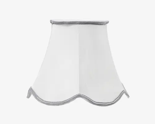 Hvid lampeskærm i stof med klokkeformet, udsvunget design. Nederste kant har en bølget afslutning med sølvfarvet kantbånd, og øverste kant er også afsluttet med sølvfarvet bånd. Stoffet er glat og let gennemsigtigt, hvilket giver en blød lysspredning.
