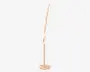 Høj, slank gulvlampe med et snoet, spiralformet design langs stangen. Lampen har en mat, lysebeige finish og en rund, flad fod for stabilitet. Det moderne, skulpturelle udtryk giver lampen et nutidigt look, der passer godt som blikfang i minimalistiske eller moderne indretninger.
