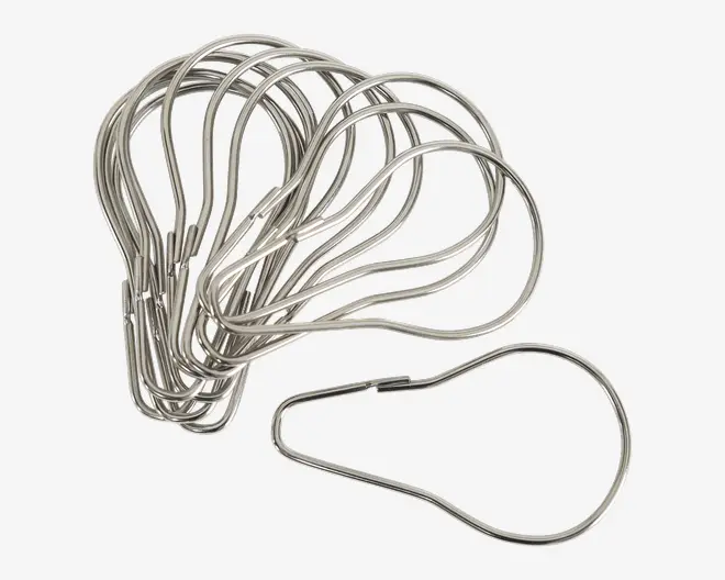 Et sæt sølvfarvede metaltrådsløkker formet som dråber, hver med en glat overflade og en lille lukning i den ene ende. Løkkerne er ensartede i størrelse og virker robuste, velegnede til at holde eller organisere genstande sikkert.
