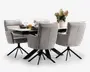 Et moderne spisebordssæt med et rektangulært bord med en glat, mørk bordplade og fire polstrede stole. Stolene er betrukket med lysegråt stof, har høje rygge, armlæn og står på sorte metalstel med fire ben og drejefunktion. Bordet er dækket med tallerkener, glas og en dekorativ vase med blomster, hvilket giver et indbydende og nutidigt udtryk.