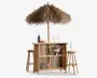 Udendørs barsæt fremstillet i naturlig bambus med et stråtag som parasol for skygge. Baren har to matchende bambusbarstole og åbne hylder til opbevaring, hvor der blandt andet står en metal isspand, cocktailshakere og glas. Designet har et tropisk, strandinspireret udtryk, perfekt til udendørs underholdning.