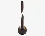 Moderne bordlampe med en snoet, lodret LED-lysstav monteret på en rund, flad fod. Lampen har et slankt, minimalistisk design med mat sort finish og udsender et blødt, jævnt lys langs hele den snoede stav. Lyset er integreret i strukturen, hvilket giver et sømløst og moderne udtryk.