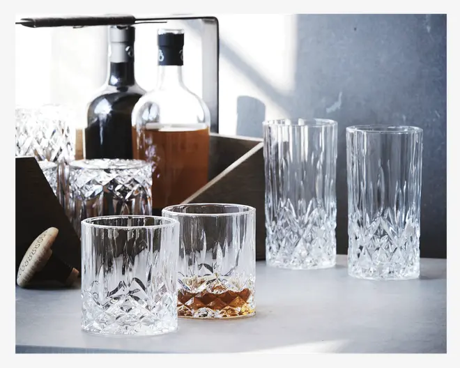 Sæt med fire klare glas med facetslebet design, der giver en glitrende effekt. To af glassene er lave og brede, velegnede til whisky eller cocktails, mens de to andre er høje og slanke, ideelle til longdrinks. Glassene har tykke, solide bunde og indviklede geometriske mønstre, der giver et elegant og klassisk udtryk.