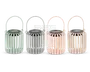 Sæt med fire dekorative lanterner med lameldesign og runde håndtag, hver i en forskellig pastel farve: mintgrøn, grå, lyserød og creme. Lanternerne har solcellepanel på toppen til opladning, og det åbne lamel-design lader lyset skinne igennem. Velegnet til både udendørs og indendørs brug.