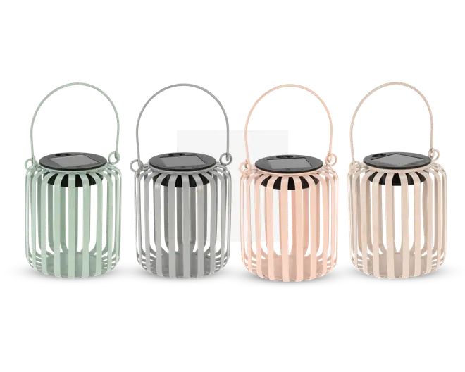 Sæt med fire dekorative lanterner med lameldesign og runde håndtag, hver i en forskellig pastel farve: mintgrøn, grå, lyserød og creme. Lanternerne har solcellepanel på toppen til opladning, og det åbne lamel-design lader lyset skinne igennem. Velegnet til både udendørs og indendørs brug.