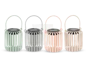 Sæt med fire dekorative lanterner med lameldesign og runde håndtag, hver i en forskellig pastel farve: mintgrøn, grå, lyserød og creme. Lanternerne har solcellepanel på toppen til opladning, og det åbne lamel-design lader lyset skinne igennem. Velegnet til både udendørs og indendørs brug.