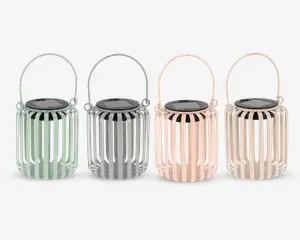 Sæt med fire dekorative lanterner med lameldesign og runde håndtag, hver i en forskellig pastel farve: mintgrøn, grå, lyserød og creme. Lanternerne har solcellepanel på toppen til opladning, og det åbne lamel-design lader lyset skinne igennem. Velegnet til både udendørs og indendørs brug.