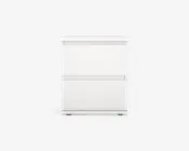 Et kompakt, moderne hvidt skab med to rummelige skuffer. Skabet har et glat, minimalistisk design med indbyggede greb for et rent udtryk. Det står på små, diskrete hjul for nem mobilitet og har en flad top, der egner sig til at placere genstande på.