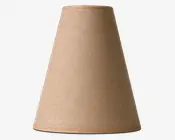 Konisk lampeskærm med et naturligt beige stof på ydersiden. Overfladen har en diskret vævet struktur, og kanterne er pænt afsluttet med matchende kantbånd foroven og forneden. Skærmen er designet til at give et blødt lys og passer til standard lampesokler.