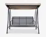Udendørs gynge med solid metalramme, bredt sæde i mesh-stof opdelt i tre sektioner og armlæn på begge sider. Gyngeophænget er monteret i en ramme med et skråt, beige soltag for skygge. Designet er moderne og funktionelt, og giver komfortabel siddeplads til flere personer.