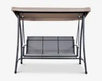 Udendørs gynge med solid metalramme, bredt sæde i mesh-stof opdelt i tre sektioner og armlæn på begge sider. Gyngeophænget er monteret i en ramme med et skråt, beige soltag for skygge. Designet er moderne og funktionelt, og giver komfortabel siddeplads til flere personer.