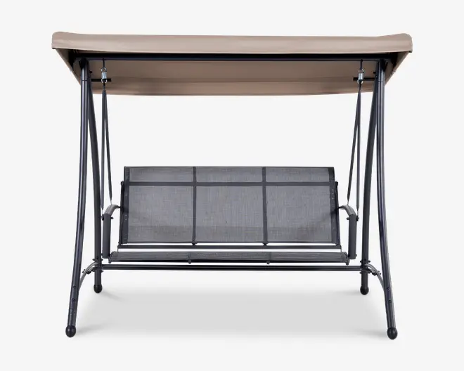Udendørs gynge med solid metalramme, bredt sæde i mesh-stof opdelt i tre sektioner og armlæn på begge sider. Gyngeophænget er monteret i en ramme med et skråt, beige soltag for skygge. Designet er moderne og funktionelt, og giver komfortabel siddeplads til flere personer.
