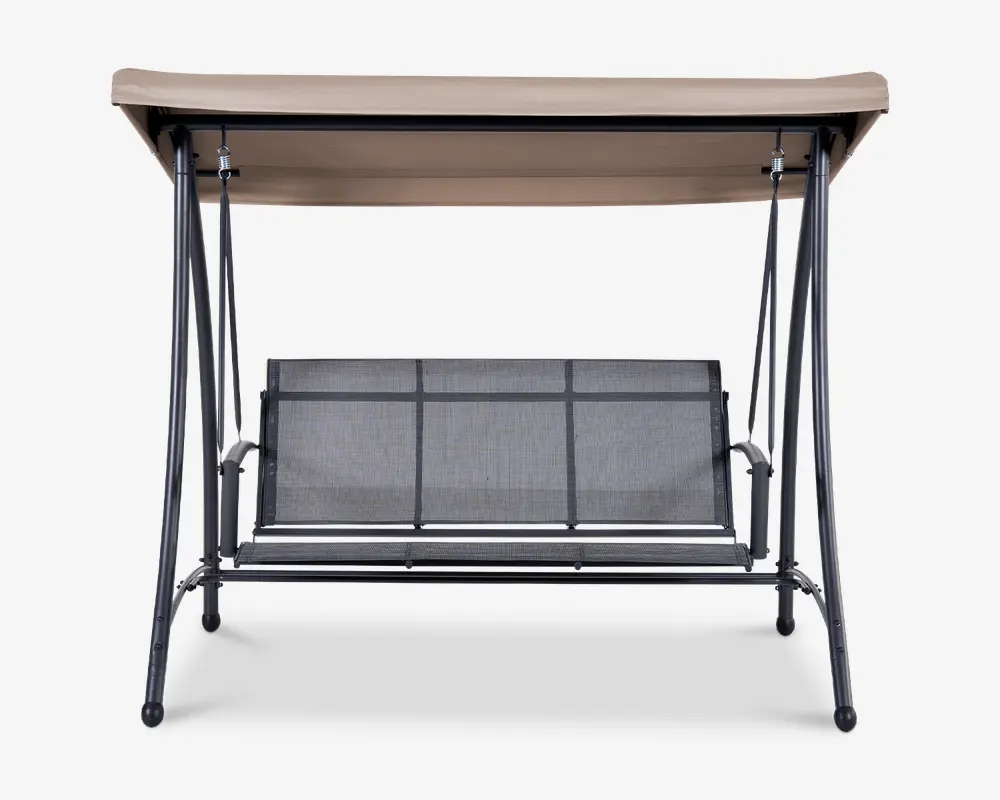 Udendørs gynge med solid metalramme, bredt sæde i mesh-stof opdelt i tre sektioner og armlæn på begge sider. Gyngeophænget er monteret i en ramme med et skråt, beige soltag for skygge. Designet er moderne og funktionelt, og giver komfortabel siddeplads til flere personer.