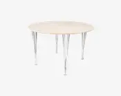 Rundt bord med en lys træbordplade og karakteristiske ben i krommetal. Benene er tynde, skråtstillede og samlet i par, hvilket giver et moderne og let udtryk. Bordpladen har en glat, naturlig finish.