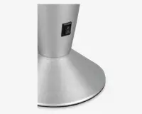 Nærbillede af en mat sølvfarvet base med en sort tænd/sluk-vippeknap placeret på den lodrette del. Basen er bred og stabil, hvilket giver god støtte til den øvre del af enheden.