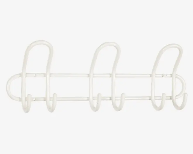 En vægmonteret holder lavet af hvidt metal med et minimalistisk design. Den har fire store, afrundede kroge, hver bøjet af ét stykke metal, hvilket giver god plads til ophængning af ting. Krogene er jævnt fordelt langs to horisontale stænger, hvilket giver både stabilitet og et moderne udtryk.