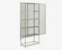 Høj skab med et moderne, minimalistisk design, der har en børstet metalramme og ben. Skabet har fire rummelige hylder og to glaslåger, som giver mulighed for at se indholdet indeni. Lågerne er hængslede og åbner udad, og det samlede udtryk er stilrent og nutidigt, velegnet til udstilling eller opbevaring af genstande.