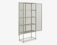 Høj skab med et moderne, minimalistisk design, der har en børstet metalramme og ben. Skabet har fire rummelige hylder og to glaslåger, som giver mulighed for at se indholdet indeni. Lågerne er hængslede og åbner udad, og det samlede udtryk er stilrent og nutidigt, velegnet til udstilling eller opbevaring af genstande.