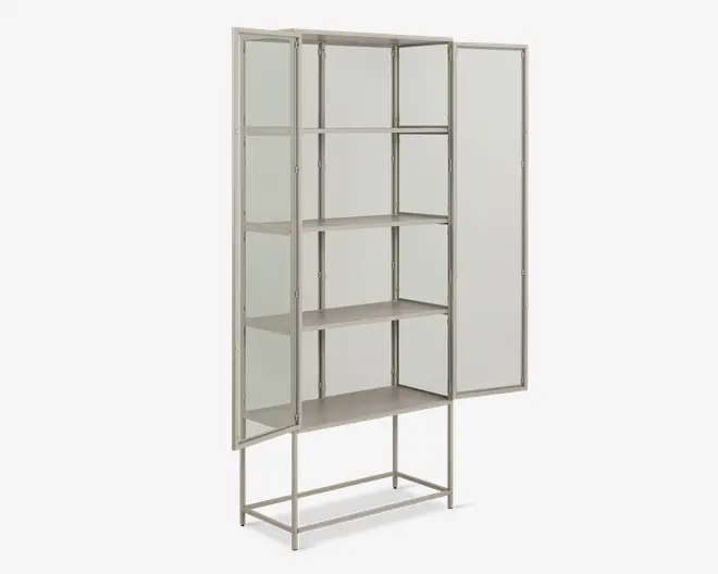 Høj skab med et moderne, minimalistisk design, der har en børstet metalramme og ben. Skabet har fire rummelige hylder og to glaslåger, som giver mulighed for at se indholdet indeni. Lågerne er hængslede og åbner udad, og det samlede udtryk er stilrent og nutidigt, velegnet til udstilling eller opbevaring af genstande.