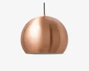 En kuppelformet pendellampe med en glat, poleret kobberfinish. Overfladen er reflekterende og har en varm metallisk glans. Lampen hænger fra en tynd, lige ledning, der er fastgjort i toppen. Den brede åbning i bunden giver direkte lys nedad.