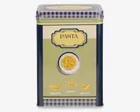 Rektangulær metaldåse med blå og hvidt ternet låg og bund. Forsiden har et dekorativt mærkat med teksten 'Pasta Italian Style' samt illustrationer af tre pastatyper: rigatoni, penne og gnocchi. Dåsen har et centralt billede af en skål fyldt med pasta, og designet er holdt i grønne, cremefarvede og mørkeblå nuancer.