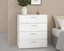 En moderne hvid kommode med fire rummelige skuffer, hver med et elegant sølvgreb. Kommoden har et minimalistisk design med rene linjer og en glat overflade. Den står på små, diskrete fødder og er dekoreret med en hvid keramisk vase med grønne blade samt en lille ravfarvet diffuserflaske på toppen.