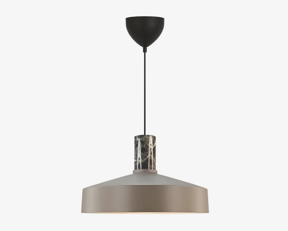 Loftlampe med en bred, mat taupefarvet skærm med glat overflade. Lampen har et dekorativt cylindrisk element af sort og hvid marmor over skærmen og hænger i en sort ledning med sort loftbeslag. Designet kombinerer moderne og industrielle stilarter, velegnet til nutidige indretninger.