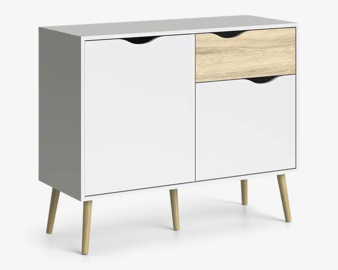 Et moderne skab med et minimalistisk design, hvid finish og detaljer i naturtræ. Skabet står på fire skrå træben, har to store låger og en øverste skuffe med front i lyst trælook. Håndtagene er udskårne greb øverst på hver låge og skuffe, hvilket giver et stilrent udtryk uden synlige håndtag.