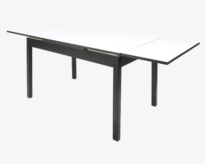 Rektangulært bord med moderne design, hvid bordplade og sorte ben. Bordet har udtræksfunktion med to ekstra plader i hver ende, som kan foldes ud for at øge bordets størrelse. Benene er lige og solide, hvilket giver stabil støtte.